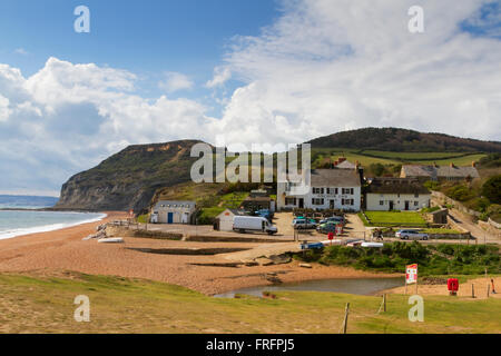 Guardando verso il basso sulla Anchor Inn a Seatown su Jurassic Coast, con una vista del Golden Cap in background, Dorset, Inghilterra Foto Stock