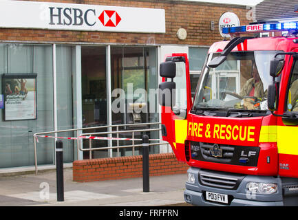 Tarleton, Lancashire, Regno Unito 22 marzo 2016. Attacco HSBC a Hesketh Bank. I rapinatori di banche sono scappati dopo aver effettuato un raid mattutino nel Lancashire. La polizia del Lancashire ha ricevuto notizie dell'attacco alla HSBC sulla Station Road a Hesketh Bank alle 09:10 di questa mattina, come residenti locali nel villaggio normalmente sonnolento chiamato Vigili del fuoco per assistere a una BMW ardente. I trasgressori sono fuggiti dalla scena dopo aver abbandonato i loro veicoli e dato loro fuoco. Foto Stock