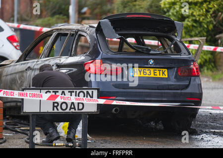 Tarleton, Lancashire, Regno Unito 22 marzo, 2016. HSBC in raid Hesketh Bank. Rapinatori sono fuggiti dopo aver effettuato una prima mattina raid nel Lancashire. Lancashire polizia ha ricevuto segnalazioni di attentato contro la HSBC sulla strada della stazione in banca Hesketh alle 09:10 questa mattina, come residenti locali normalmente sonnolento villaggio chiamato i vigili del fuoco di frequentare una fiammante BMW. I trasgressori sono fuggiti dalla scena dopo aver abbandonato i loro veicoli e impostarli sul fuoco e la forza elicottero è stato distribuito. Foto Stock