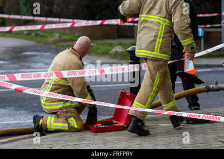 Crime Scene Tape a Tarleton, Lancashire, Regno Unito 22 marzo 2016. raid HSBC in Hesketh Bank. I rapinatori bancari sono fuggiti dopo aver effettuato un raid mattutino in Lancashire. La polizia del Lancashire ha ricevuto i rapporti dell'attacco alla HSBC sulla strada della stazione in banca di Hesketh alle 09:10 questa mattina, come i residenti locali nel villaggio normalmente sonnolento ha chiamato la Brigata del fuoco per assistere ad un'automobile blazing. I trasgressori fuggirono dalla scena dopo aver abbandonato i loro veicoli e averli incendiati. Foto Stock