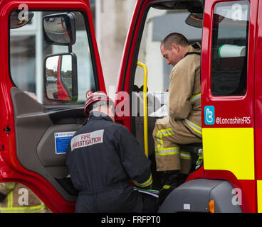 Hesketh Bank. Lancashire, Regno Unito 22 marzo, 2016. HSBC Bank ladri sono fuggiti dopo aver effettuato una prima mattina raid nel Lancashire. La polizia ha ricevuto relazioni dell'attacco contro la sede sulla strada della stazione in banca Hesketh alle 09:10 questa mattina, come residenti locali normalmente sonnolento villaggio chiamato il Fire & Rescue brigata per assistere ad una fiammante BMW. I trasgressori sono fuggiti dalla scena dopo aver abbandonato i loro veicoli dopo la loro impostazione sul fuoco. Un cordone di polizia è stato in luogo mentre gli ufficiali indagato il furto della scena del crimine. Foto Stock