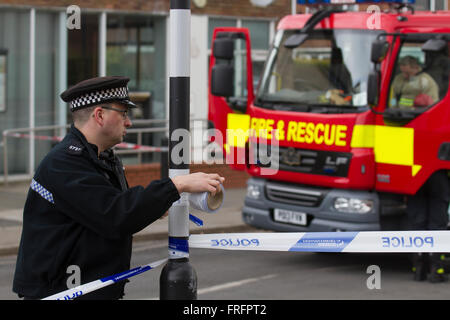 Hesketh Bank. Lancashire, Regno Unito 22 marzo, 2016. HSBC Bank ladri sono fuggiti dopo aver effettuato una prima mattina raid nel Lancashire. La polizia ha ricevuto relazioni dell'attacco contro la sede sulla strada della stazione in banca Hesketh alle 09:10 questa mattina, come residenti locali normalmente sonnolento villaggio chiamato il Fire & Rescue brigata per assistere ad una fiammante BMW. I trasgressori sono fuggiti dalla scena dopo aver abbandonato i loro veicoli dopo la loro impostazione sul fuoco. Un cordone di polizia è stato in luogo mentre gli ufficiali indagato il furto della scena del crimine. Foto Stock