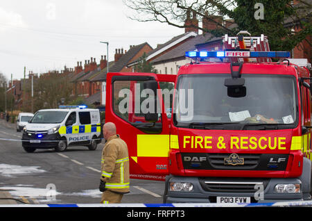 Motore Fire a Hesketh Bank. Lancashire, Regno Unito 22 marzo, 2016. HSBC Bank ladri sono fuggiti dopo aver effettuato una prima mattina raid nel Lancashire. La polizia ha ricevuto relazioni dell'attacco contro la sede sulla strada della stazione in banca Hesketh alle 09:10 questa mattina, come residenti locali normalmente sonnolento villaggio chiamato il Fire & Rescue brigata per assistere ad una fiammante BMW. I trasgressori sono fuggiti dalla scena dopo aver abbandonato i loro veicoli dopo la loro impostazione sul fuoco. Un cordone di polizia è stato in luogo mentre gli ufficiali indagato il furto della scena del crimine. Foto Stock