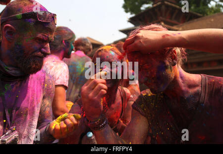 Kathmandu, Nepal. 22 Mar, 2016. I turisti a dispersione di polvere colorata nella celebrazione dell Holi festival in Kathmandu, Nepal, Marzo 22, 2016. La Holi festival, noto anche come il festival dei colori è celebrata per contrassegnare l'inizio della stagione primaverile. Credito: Sunil Sharma/Xinhua/Alamy Live News Foto Stock