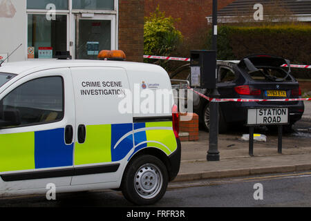 Crime Scene Investigation van in Tarleton, Lancashire, Regno Unito 22 marzo, 2016. HSBC in raid Hesketh Bank. Rapinatori sono fuggiti dopo aver effettuato una prima mattina raid nel Lancashire. Lancashire polizia ha ricevuto segnalazioni di attentato contro la HSBC sulla strada della stazione in banca Hesketh alle 09:10 questa mattina, come residenti locali normalmente sonnolento villaggio chiamato i vigili del fuoco di frequentare una fiammante BMW. I trasgressori sono fuggiti dalla scena dopo aver abbandonato i loro veicoli e impostarli sul fuoco e la forza elicottero è stato distribuito. Foto Stock