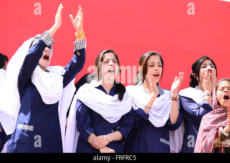 Balochistan, Pakistan. 22 Mar, 2016. Le ragazze gli studenti sono gridato slogan durante la cerimonia di apertura di Balochistan Sports Festival 2016 in occasione della Giornata del Pakistan. Organizzato dal governo di Balochistan in collaborazione con il Pakistan Army Credit: Din Muhammad Watanpaal/Alamy Live News Foto Stock