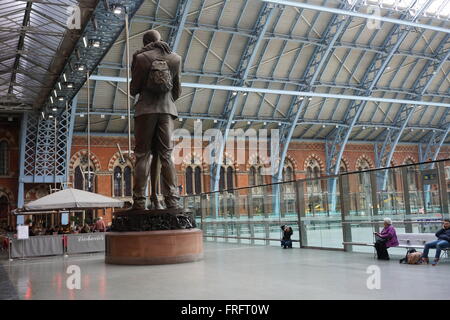 Londra, Regno Unito. 22 Mar, 2016. San St Pancras International Euro Star annulla dopo un doppio attentato a Bruxelles e un uomo suonare il pianoforte in solitaria per il cittadino di Bruxelles il 22 marzo 2016 a Londra, Inghilterra, Regno Unito. Credito: Vedere Li/Alamy Live News Foto Stock