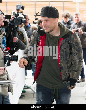 Berlino, Germania. 22 Mar, 2016. Berlino, Germania. 22 Mar, 2016. Lukas Podolski, giocatore della nazionale tedesca di calcio, e arriva al Grand Hyatt Hotel di Berlino, Germania, 22 marzo 2016. Il tedesco della nazionale di calcio si sta preparando per la sua imminente international amichevole contro l'Inghilterra che si terrà a Berlino il 26 marzo 2016. Credito: dpa/Alamy Live News Foto Stock