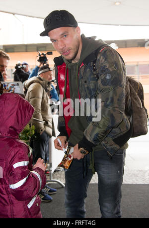 Berlino, Germania. 22 Mar, 2016. Berlino, Germania. 22 Mar, 2016. Lukas Podolski, giocatore della nazionale tedesca di calcio, e arriva al Grand Hyatt Hotel di Berlino, Germania, 22 marzo 2016. Il tedesco della nazionale di calcio si sta preparando per la sua imminente international amichevole contro l'Inghilterra che si terrà a Berlino il 26 marzo 2016. Credito: dpa/Alamy Live News Foto Stock