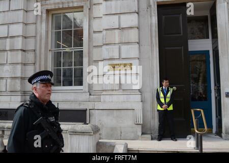 Londra, Regno Unito. Xxii marzo, 2016. La polizia al di fuori del Cabinet Office in Whitehall. Credito: Marc Ward/Alamy Live News Foto Stock