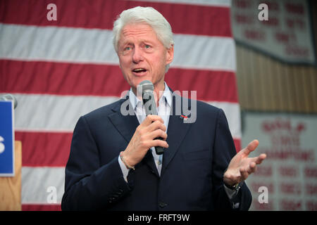 Phoenix, Arizona, Stati Uniti. Xxi Mar, 2016. L'ex Presidente Bill Clinton parla di una campagna di rally per sua moglie candidato presidenziale democratico Hillary Clinton a Carl Hayden High School Marzo 21, 2016 a Phoenix, in Arizona. Foto Stock