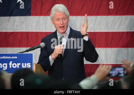 Phoenix, Arizona, Stati Uniti. Xxi Mar, 2016. L'ex Presidente Bill Clinton parla di una campagna di rally per sua moglie candidato presidenziale democratico Hillary Clinton a Carl Hayden High School Marzo 21, 2016 a Phoenix, in Arizona. Foto Stock