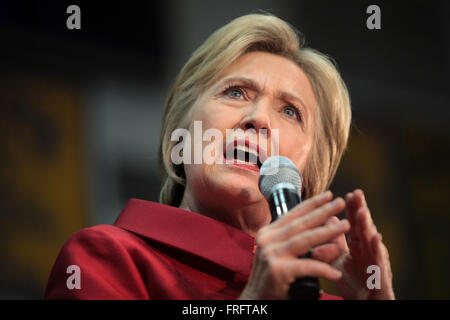 Phoenix, Arizona, Stati Uniti. Xxi Mar, 2016. Ex Segretario di Stato e il candidato presidenziale democratico Hillary Clinton parla ai tifosi nel corso di una campagna al rally di Carl Hayden High School Marzo 21, 2016 a Phoenix, in Arizona. Foto Stock