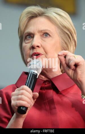 Phoenix, Arizona, Stati Uniti. Xxi Mar, 2016. Ex Segretario di Stato e il candidato presidenziale democratico Hillary Clinton parla ai tifosi nel corso di una campagna al rally di Carl Hayden High School Marzo 21, 2016 a Phoenix, in Arizona. Foto Stock