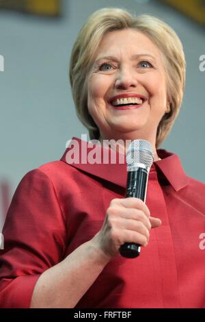 Phoenix, Arizona, Stati Uniti. Xxi Mar, 2016. Ex Segretario di Stato e il candidato presidenziale democratico Hillary Clinton parla ai tifosi nel corso di una campagna al rally di Carl Hayden High School Marzo 21, 2016 a Phoenix, in Arizona. Foto Stock