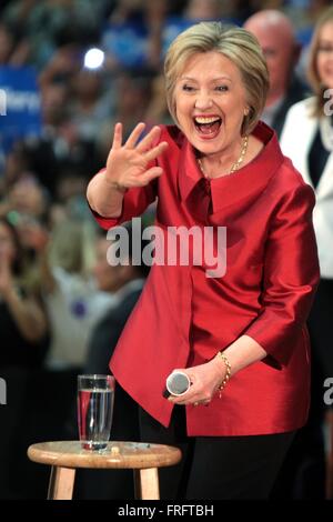 Phoenix, Arizona, Stati Uniti. Xxi Mar, 2016. Ex Segretario di Stato e il candidato presidenziale democratico Hillary Clinton onde ai tifosi nel corso di una campagna al rally di Carl Hayden High School Marzo 21, 2016 a Phoenix, in Arizona. Foto Stock