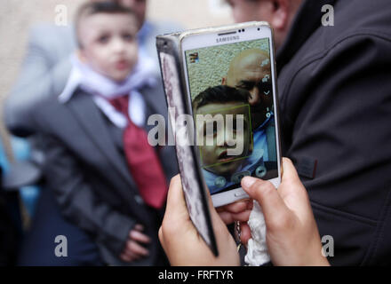 Nablus, West Bank, Territorio palestinese. 22 Mar, 2016. Ragazzo palestinese Ahmed Dawabsha, 5, che hanno subito gravi ustioni in un incendio doloso da sospetti Jewish gli utenti malintenzionati sulla sua casa di famiglia lo scorso luglio e in cui il suo fratello più giovane, Ali, e i suoi genitori morirono entrambi, è accolto da parenti dopo il ritorno dalla Spagna dove ha incontrato il Real Madrid stelle, a suo nonno in casa la Cisgiordania villaggio di Duma vicino a Nablus Marzo 22, 2016. Ahmed Dawabsha suo zio e i suoi nonni tornò in Spagna dove hanno incontrato i giocatori della squadra di calcio spagnola (credito Immagine: © Nedal Eshtayah/immagini APA vi Foto Stock