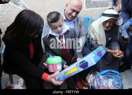 Nablus, West Bank, Territorio palestinese. 22 Mar, 2016. Ragazzo palestinese Ahmed Dawabsha, 5, che hanno subito gravi ustioni in un incendio doloso da sospetti Jewish gli utenti malintenzionati sulla sua casa di famiglia lo scorso luglio e in cui il suo fratello più giovane, Ali, e i suoi genitori morirono entrambi, è accolto da parenti dopo il ritorno dalla Spagna dove ha incontrato il Real Madrid stelle, a suo nonno in casa la Cisgiordania villaggio di Duma vicino a Nablus Marzo 22, 2016. Ahmed Dawabsha suo zio e i suoi nonni tornò in Spagna dove hanno incontrato i giocatori della squadra di calcio spagnola (credito Immagine: © Nedal Eshtayah/immagini APA vi Foto Stock