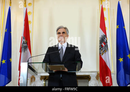 (160322) -- VIENNA, Marzo 22, 2016 (Xinhua) -- Il Cancelliere austriaco Werner Faymann parla durante una conferenza stampa tenutasi a Vienna, Austria, Marzo 22, 2016. Werner Faymann rilascia una dichiarazione circa le esplosioni di Bruxelles martedì mattina. (Xinhua/Qian Yi)(dh) Foto Stock