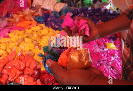 Venditore a vendere i colori in polvere in occasione del Festival indù chiamato Holi, al composto indù vicino casa di luce a Karachi il Martedì, Marzo 22, 2016. Holi è una due giorni di festival che inizia sul Purnima (giorno di Luna Piena) rientranti nell'Bikram Sambat calendario indù al mese. Foto Stock