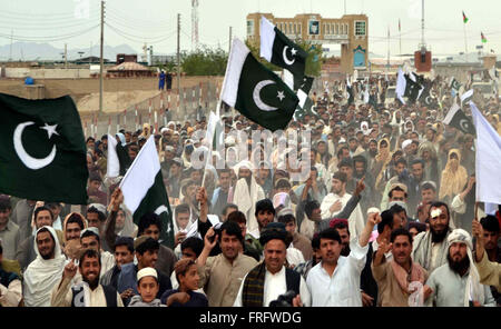 Pashtoon tribù' persone stanno tenendo il Pakistan Rally in occasione del Pakistan Risoluzione giorno di marzo 23rd, transitante su strada nelle vicinanze Pak-Afghan amicizia Gate, in Chaman Martedì, Marzo 22, 2016. Foto Stock