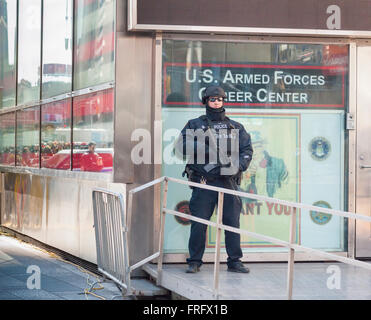 New York, Stati Uniti d'America. 22 Mar, 2016. Una lotta contro il terrorismo NYPD officer presso il suo post in Times Square il Martedì, Marzo 22, 2016. La sicurezza a New York è stato intensificato a seguito degli attentati terroristici a Bruxelles, in Belgio. Credito: Richard Levine/Alamy Live News Foto Stock