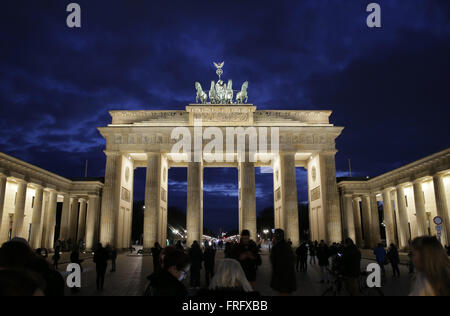 Berlino, Germania. 22 Mar, 2016. Turisti alla Porta di Brandeburgo a Berlino, Germania, 22 marzo 2016. Foto: KAY NIETFELD/DPA/Alamy Live News Foto Stock