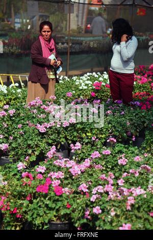 (160322) -- GIZA, Marzo 22, 2016 (Xinhua) -- la gente visita il fiore di primavera mostra tenutasi a Orman Giardino Botanico di Giza in Egitto il 22 marzo 2016.(Xinhua/Ahmed Gomaa) Foto Stock