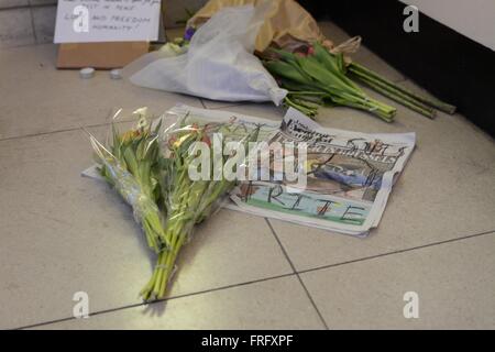 Xxii Marzo 2016. Londra, Regno Unito. Fiori resto su questa sera (22/Mar/2016) Evening Standard. Credito: Marc Ward/Alamy Live News Foto Stock