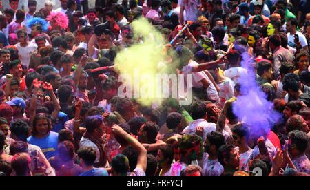 Kathmandu, Nepal. 22 Mar, 2016. Le persone giocano con i colori nella celebrazione di Holi festival per contrassegnare l'inizio della stagione primaverile. Credito: Archana Shrestha che Pacifico/press/Alamy Live News Foto Stock