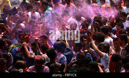 Kathmandu, Nepal. 22 Mar, 2016. Le persone giocano con i colori nella celebrazione di Holi festival per contrassegnare l'inizio della stagione primaverile. Credito: Archana Shrestha che Pacifico/press/Alamy Live News Foto Stock