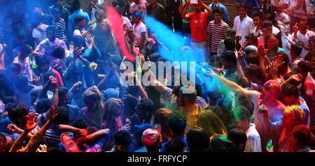 Kathmandu, Nepal. 22 Mar, 2016. Le persone giocano con i colori nella celebrazione di Holi festival per contrassegnare l'inizio della stagione primaverile. Credito: Archana Shrestha che Pacifico/press/Alamy Live News Foto Stock