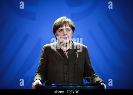 Berlino, Germania. 22 Mar, 2016. Il cancelliere tedesco Angela Merkel parla durante una conferenza stampa su i blasti a Bruxelles presso la cancelleria di Berlino, Germania, 22 marzo 2016. Credito: Zhang ventola/Xinhua/Alamy Live News Foto Stock