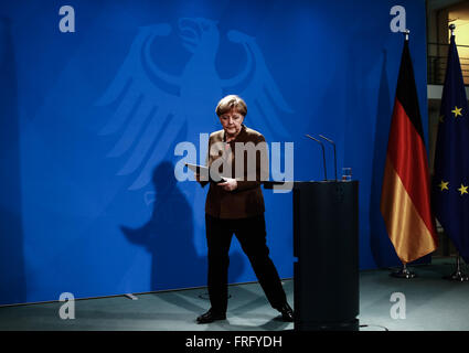 Berlino, Germania. 22 Mar, 2016. Il cancelliere tedesco Angela Merkel partecipa a una conferenza stampa su i blasti a Bruxelles presso la cancelleria di Berlino, Germania, 22 marzo 2016. Credito: Zhang ventola/Xinhua/Alamy Live News Foto Stock