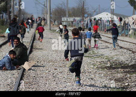 Idomeni, Grecia, 22 marzo 2016. I bambini correre sui binari ferroviari durante un 'aprire le frontiere' protesta contro un campo di fortuna per i rifugiati e i migranti al confine Greek-Macedonian, nei pressi del villaggio di Idomeni. Credito: Orhan Tsolak / Alamy Live News Foto Stock