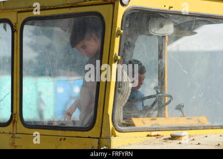 Idomeni, Grecia, 22 marzo 2016. I bambini giocano all'interno di un rullo della strada in un campo di fortuna per i rifugiati e i migranti al confine Greek-Macedonian, nei pressi del villaggio di Idomeni. Credito: Orhan Tsolak / Alamy Live News Foto Stock