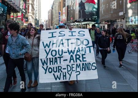 New York, Stati Uniti d'America. 22 Mar, 2016. Un uomo detiene un segno come egli protesta Iside a New York Time Square, gli Stati Uniti, 22 marzo 2016. Lo Stato islamico (SI) ha rivendicato la responsabilità per il martedì in attacchi terroristici nella capitale belga di Bruxelles, che ha ucciso almeno 34 persone e il ferimento di più di 100. © Li Muzi/Xinhua/Alamy Live News Foto Stock