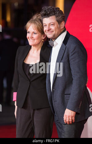 Londra, Regno Unito. Il 22 marzo 2016. Andy Serkis e Lorraine Ashbourne. Warner Bros Foto presenta la premiere europeo di Batman v Superman, alba di giustizia. Il film diretto da Zack Snyder, stelle Ben Affleck come Batman/Bruce Wayne e Henry Cavill come Superman/Clark Kent in caratteri' prima sul grande schermo l'associazione. Il filmato si apre nei cinema il 25 marzo 2016. Credito: Immagini vibranti/Alamy Live News Foto Stock