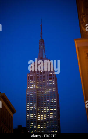 New York, Stati Uniti d'America. 22 Mar, 2016. Le luci della torre dell'iconico Empire State Building di New York sono scure su Martedì, Marzo 22, 2016 in memoriam delle vittime degli attentati terroristici a Bruxelles, in Belgio. Credito: Richard Levine/Alamy Live News Foto Stock