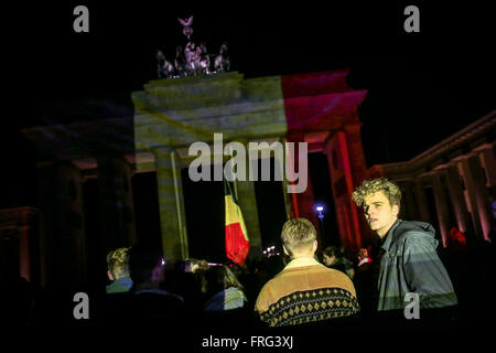 Berlino, Germania. 22 Mar, 2016. Le persone si radunano davanti alla Porta di Brandeburgo al cordoglio per le vittime degli attacchi di Bruxelles a Berlino, Germania, il 22 marzo 2016. Il governo tedesco ha fortemente condannato martedì i mortali attacchi a Bruxelles che ha ucciso come molti come 34 persone e ferendone più di 200. Credito: Zhang ventola/Xinhua/Alamy Live News Foto Stock