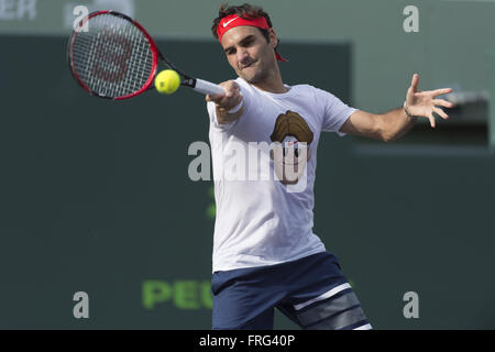 Key Biscayne, FL, Stati Uniti d'America. 22 Mar, 2016. Key Biscayne, FL - MARZO 22: Roger Federer (SUI) le emozioni della folla che è venuto a guardare lui pratica presso la 2016 Miami apre al Crandon Centro Tennis di Key Biscayne Florida. Credito: Andrea, Patrono/filo di Zuma © Andrew patrono/ZUMA filo/Alamy Live News Foto Stock