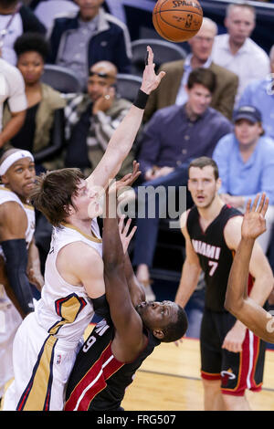 New Orleans, LA, Stati Uniti d'America. 22 Mar, 2016. New Orleans pellicani avanti Luke Babbitt (8) rigidi per il cestello durante un'NBA Basketball gioco tra Miami Heat e il New Orleans pellicani al Smoothie King Center di New Orleans, LA. Stephen Lew/CSM/Alamy Live News Foto Stock