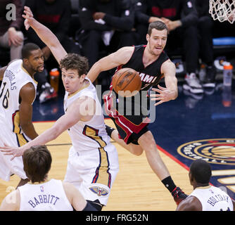 New Orleans, LA, Stati Uniti d'America. 22 Mar, 2016. Miami Heat guard Goran Dragic (7) cerca di passare la palla durante un'NBA Basketball gioco tra Miami Heat e il New Orleans pellicani al Smoothie King Center di New Orleans, LA. Stephen Lew/CSM/Alamy Live News Foto Stock