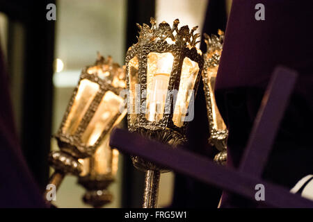 Oviedo, Spagna. Xxii marzo, 2016. Luci durante la processione del silenzio del Martedì santo il 22 marzo 2016 a Oviedo, Spagna. Credito: David Gato/Alamy Live News Foto Stock