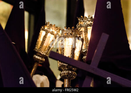 Oviedo, Spagna. Xxii marzo, 2016. Luci durante la processione del silenzio del Martedì santo il 22 marzo 2016 a Oviedo, Spagna. Credito: David Gato/Alamy Live News Foto Stock