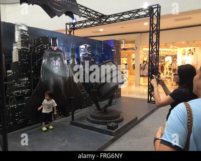 Quezon City, Filippine. 23 Mar, 2016. Life-size Batmobile era visualizzato all'interno di SM a nord nella città di Quezon nel tempo del teatro rilascio di Batman Vs. Superman: Alba di giustizia nelle Filippine. Credito: Sherbien Dacalanio/Pacific Press/Alamy Live News Foto Stock