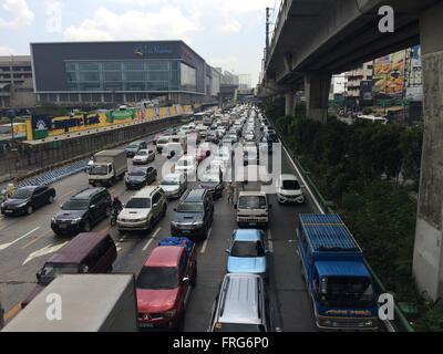 Quezon City, Filippine. 23 Mar, 2016. Il traffico pesante su Mercoledì Santo come filippini devoti Cattolici vanno a casa per la loro città di appartenenza per il lungo weekend come Filippine commemorare il Giovedì Santo al Venerdì Santo come non-vacanze di lavoro. © Sherbien Dacalanio/Pacific Press/Alamy Live News Foto Stock