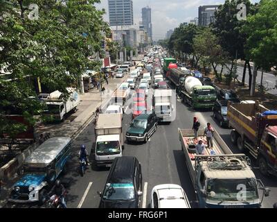 Quezon City, Filippine. 23 Mar, 2016. Il traffico pesante su Mercoledì Santo come filippini devoti Cattolici vanno a casa per la loro città di appartenenza per il lungo weekend come Filippine commemorare il Giovedì Santo al Venerdì Santo come non-vacanze di lavoro. © Sherbien Dacalanio/Pacific Press/Alamy Live News Foto Stock