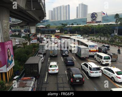 Quezon City, Filippine. 23 Mar, 2016. Il traffico pesante su Mercoledì Santo come filippini devoti Cattolici vanno a casa per la loro città di appartenenza per il lungo weekend come Filippine commemorare il Giovedì Santo al Venerdì Santo come non-vacanze di lavoro. © Sherbien Dacalanio/Pacific Press/Alamy Live News Foto Stock