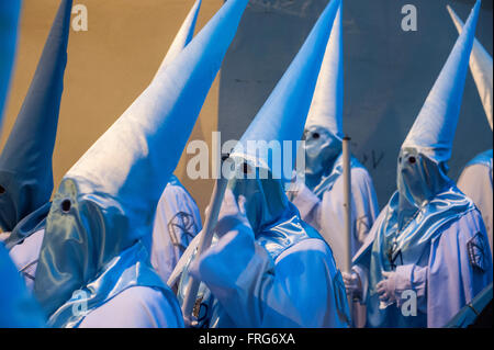 Santander, Spagna. 22 Mar, 2016. Nazareni nella fratellanza dell Immacolata durante la Processione del Martedì santo in Santander ha convocato l Assemblea perché le orme del Signore della misericordia e la Vergine di amarezza si riuniscono Credito: JOAQUIN GOMEZ SASTRE/Alamy Live News Foto Stock